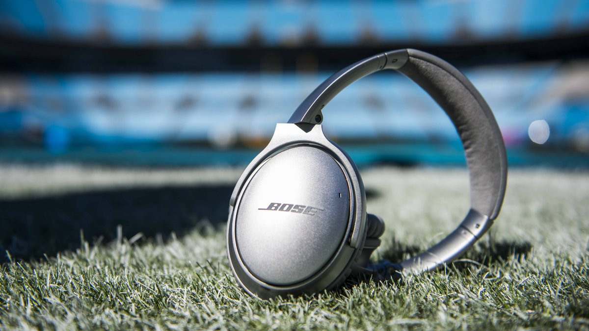 Giveaway time! Followers who RT have a chance to score these awesome <a href="/Bose/">Bose</a> headphones! We'll pick a random winner by 4PM.