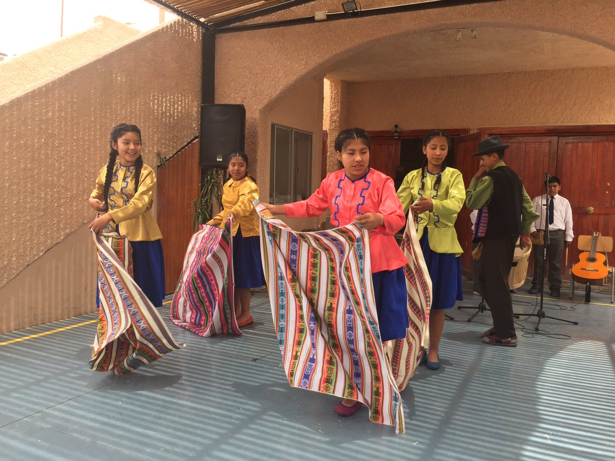 Los alumnos de la Escuela de Chiu Chiu nos deleitan con hermosos cuadros artísticos