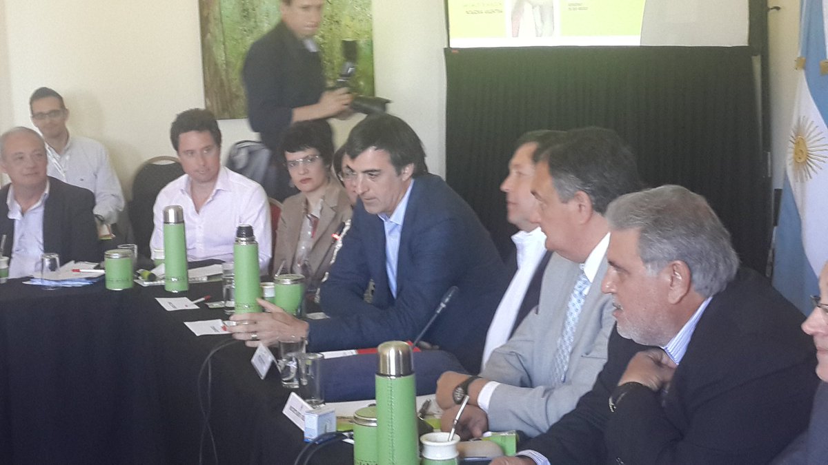 El Ministro de #educacionydeportes <a href="/estebanbullrich/">Esteban Bullrich</a> abre un nuevo encuentro en #Bariloche #CFE junto al gobernador <a href="/Weretilneck/">Alberto Weretilneck</a> #federalismo