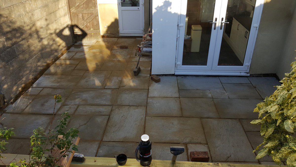 Wfencinggarden's tweet photo. Just finished this #Patio in #Chippenham #Wiltshire #cement &amp; #slabs #gardening #outdoors #landscape #lovemyjob https://t.co/jCfhXstUHj