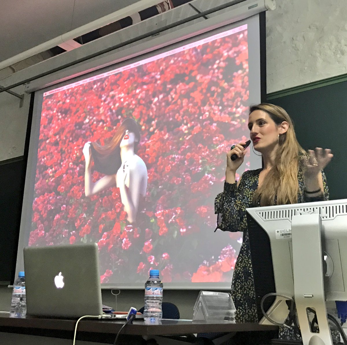 LaraVidalGlez's tweet photo. Vamos con @mara_saiz,fotógrafa de mujeres con el alma al aire... nada menos: interés despertado #GeneroEnPerspectiva https://t.co/HuiNlwl91X