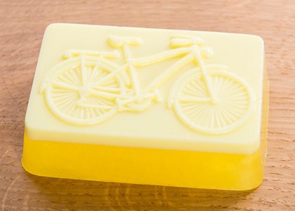 Secret Santa dilema? How about this pineapple soap for cyclists - £4.95 from <a href="/Cyclechic/">Cyclechic</a> sportsister.com/2016/11/28/the… #fresh #cycling #Christmas