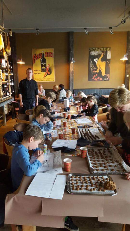 Vanmiddag zijn er vol passie honderden #pepernoten gebakken door de kids onder leiding van chefkok Paul Wagemaker van <a href="/IJgenweisStreek/">IJgenweisStreekbos</a>