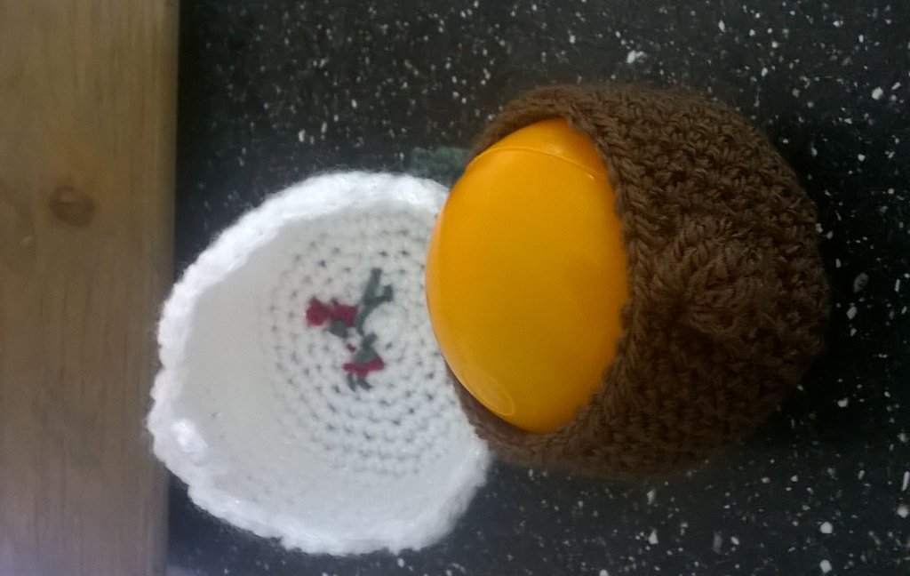 BabyKnitsHome's tweet photo. #Christmas Pudding Cosy. Perfect for popping a Terrys Chocolate Orange in to make a lovely #gift #handmade #flockbn https://t.co/pULznhOzAe