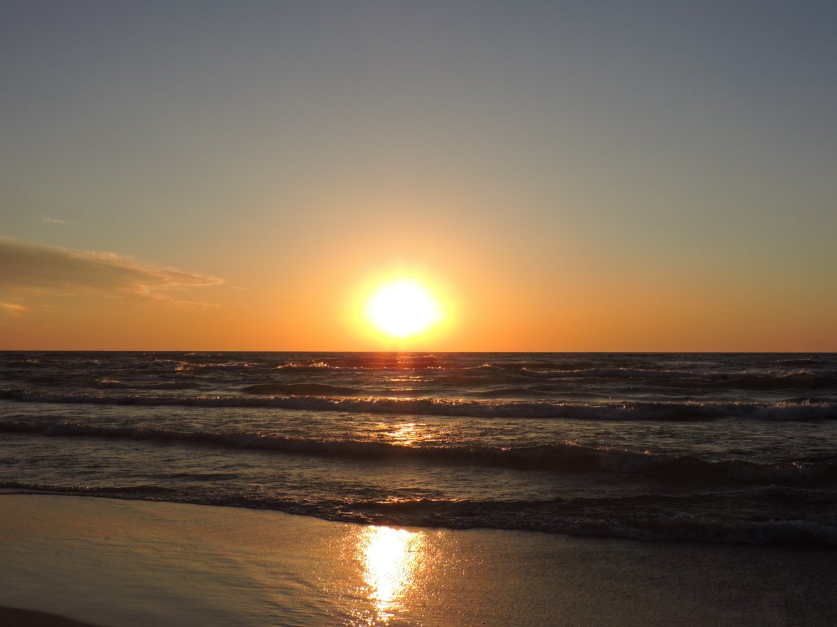 skipper99g's tweet photo. Finally a Lake Michigan sunset. 11/29/16 https://t.co/W7niP77uUx