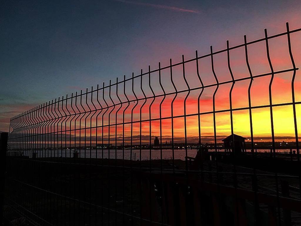 NathamKirkham's tweet image. #liverpool #twilight #sunset #sun #clouds #sky #mersey #derelict #dock #fence #silouette