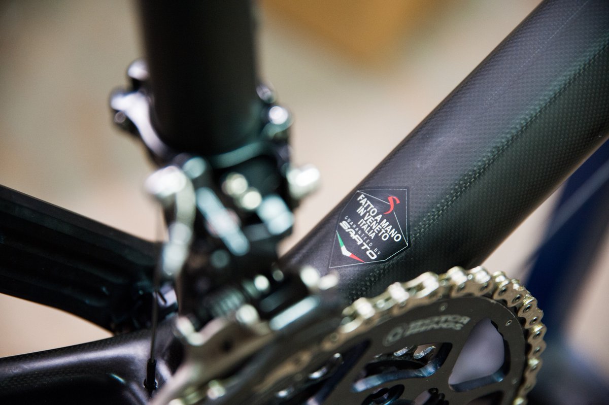 Living the Italian cycling passion with this new #Seta from our Lab.
750 g for the latest and most advanced frame #Sarto has ever produced.