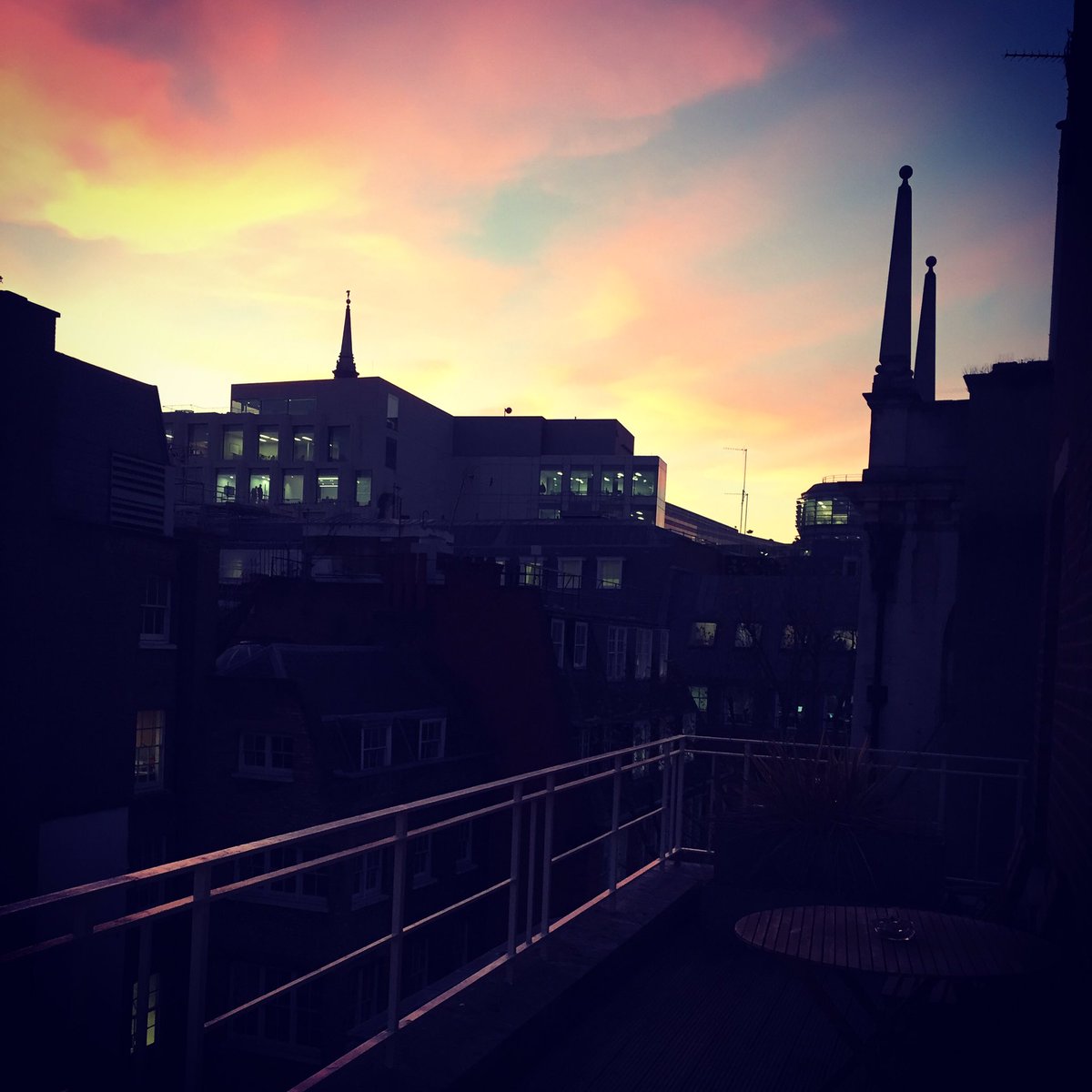 GordonDunneKG's tweet photo. Red sky at night... Shepherd's delight here at the City Office @KinneyGreen #London #Sunset #City #Shepherdsdelight https://t.co/GguMW9KVLy