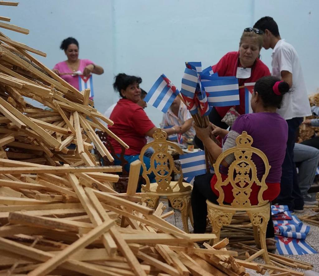 cearmario's tweet photo. Members of the Communist Party making Cuban flags Tuesday in #SantaClara, where #FidelCast… https://t.co/J1yuFWHy6t https://t.co/KWsZtikRrK