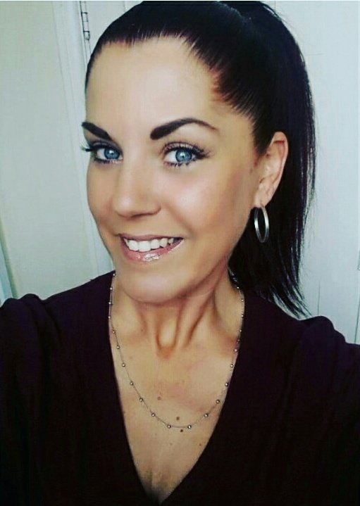 vickilsturgess's tweet photo. Smiling like crazy lately! 😊👌 #HappyWednesdayPeople 💋 https://t.co/iiGNgcioW3