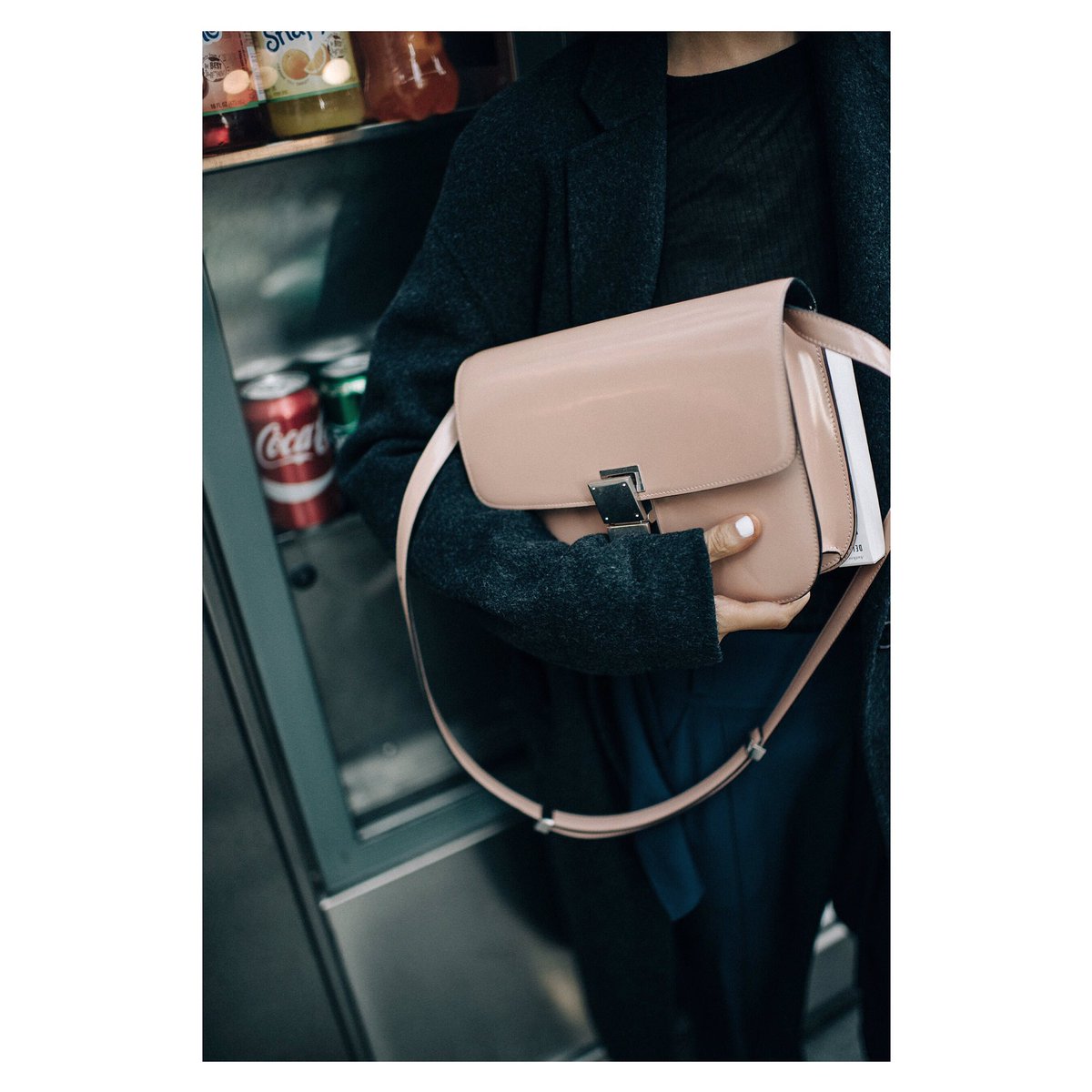 DianaZWang's tweet photo. #AOTD 👜 #fblogger #Streetstyle #minimalist #Celinebox #Fashionphotog #wiw #ootd #avantgarde #nycblogger #fwis #lotd #edgychic https://t.co/JamQpphvgb