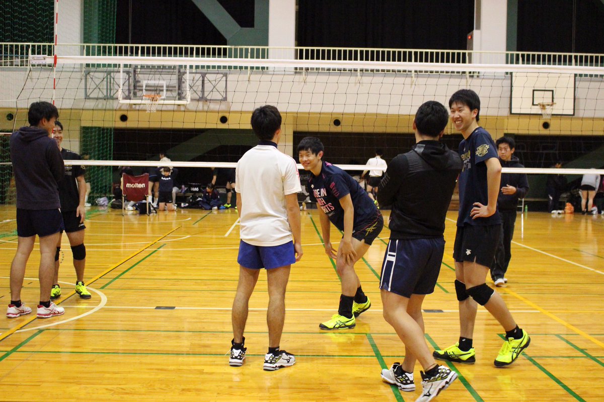 毎週ともに同じコートで試合、練習を重ねる鎮西高校と学園大の選手達は