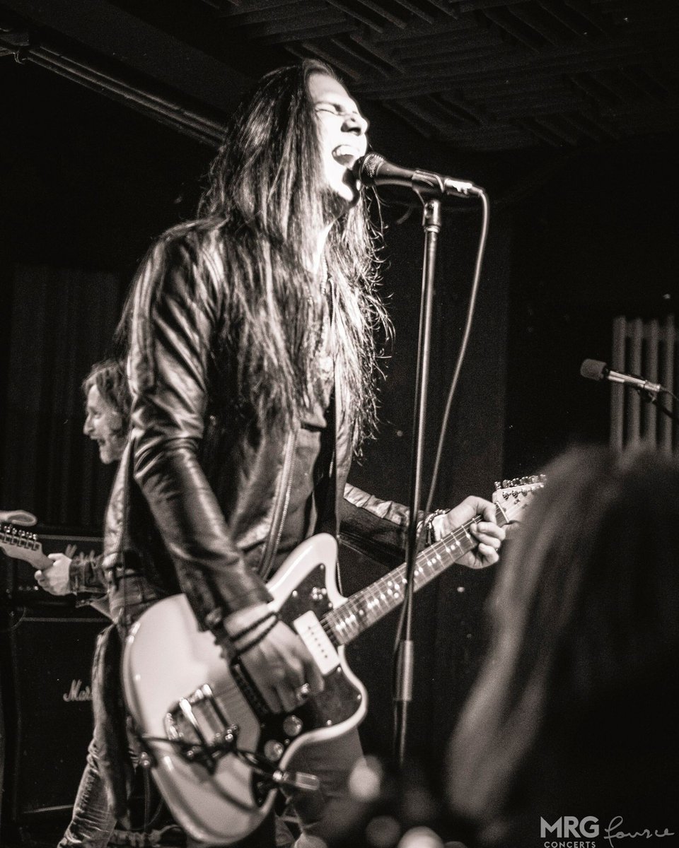 todddammitkerns's tweet photo. Thank you @StevesMusicTO for hooking me up with this gorgeous @Fender Jazzmaster 4 the @ageofelectric Nov25 @adelaidehallTO Photo by ? #AOE https://t.co/lCTxPXJnwp
