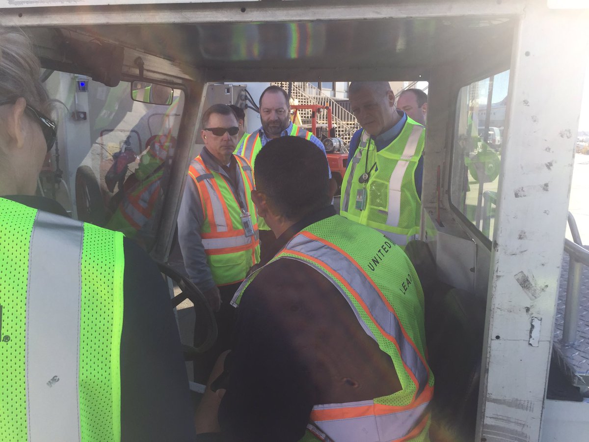 Our LAX Leadership out thanking our employees #beingunited #WhyILoveAO <a href="/TuggyE/">Tuggy Eiermann</a> @ljimbosocal <a href="/LouisSmilanich/">Louis Smilanich</a> <a href="/MikeHannaUAL/">Mike Hanna</a> <a href="/weareunited/">We Are United</a>