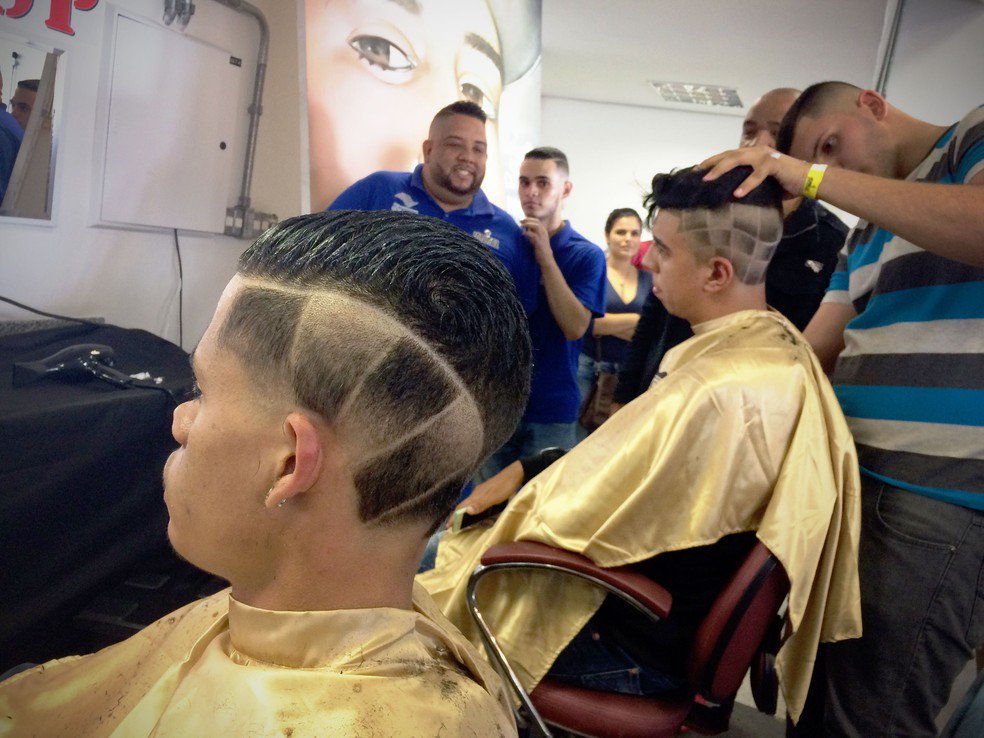 g1's tweet photo. Corte 'chavoso' vira mania em SP; concurso elege o melhor https://t.co/FHaFMebX6k https://t.co/zVYn0TW9un