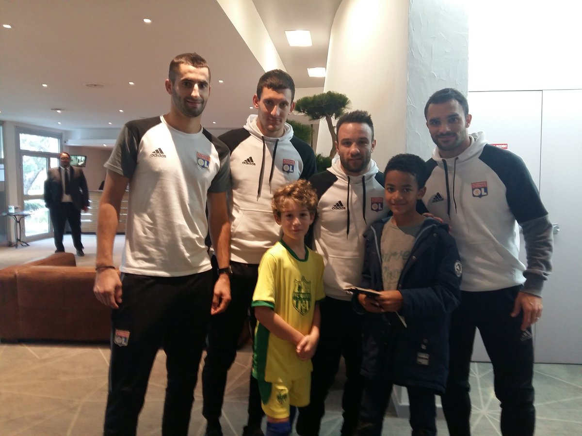 jdard's tweet photo. #FCNOL merci aux joueurs de l'@OL  pour leur disponibilité. Les petits fans sont comblés. https://t.co/GtBzYBc85W