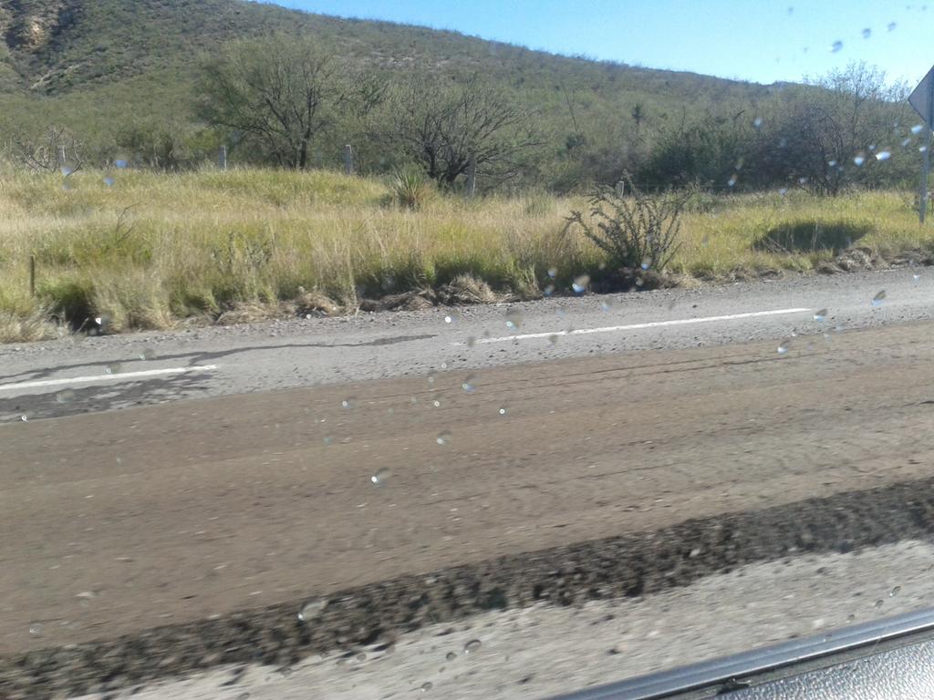 SandraSilos1's tweet photo. Por fin, tramo carretero en reparación, Cuencame- Miguel Auza!!! Gracias Sr. #RosasAispuro @LetyHerreraAle 👏👏👏 https://t.co/4jPbqdhI8l