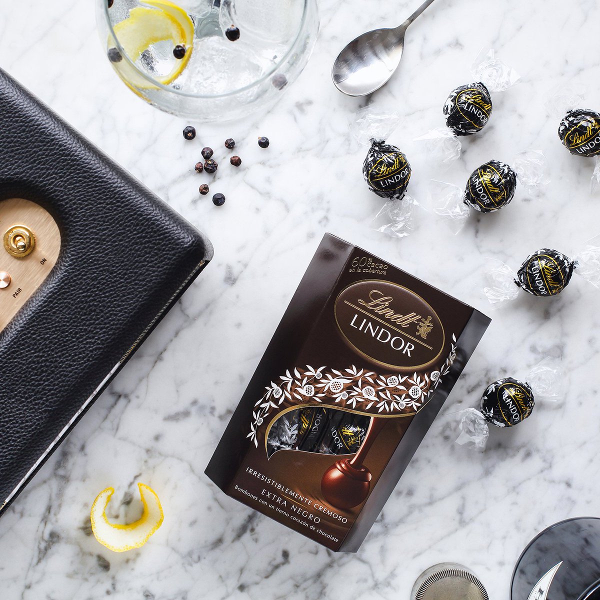 Nada sienta mejor como un Lindor negro después de una cena deliciosa. ¿Has disfrutado ya de tu #MomentoLindor? #DíaMundialDeQuedarseEnCasa