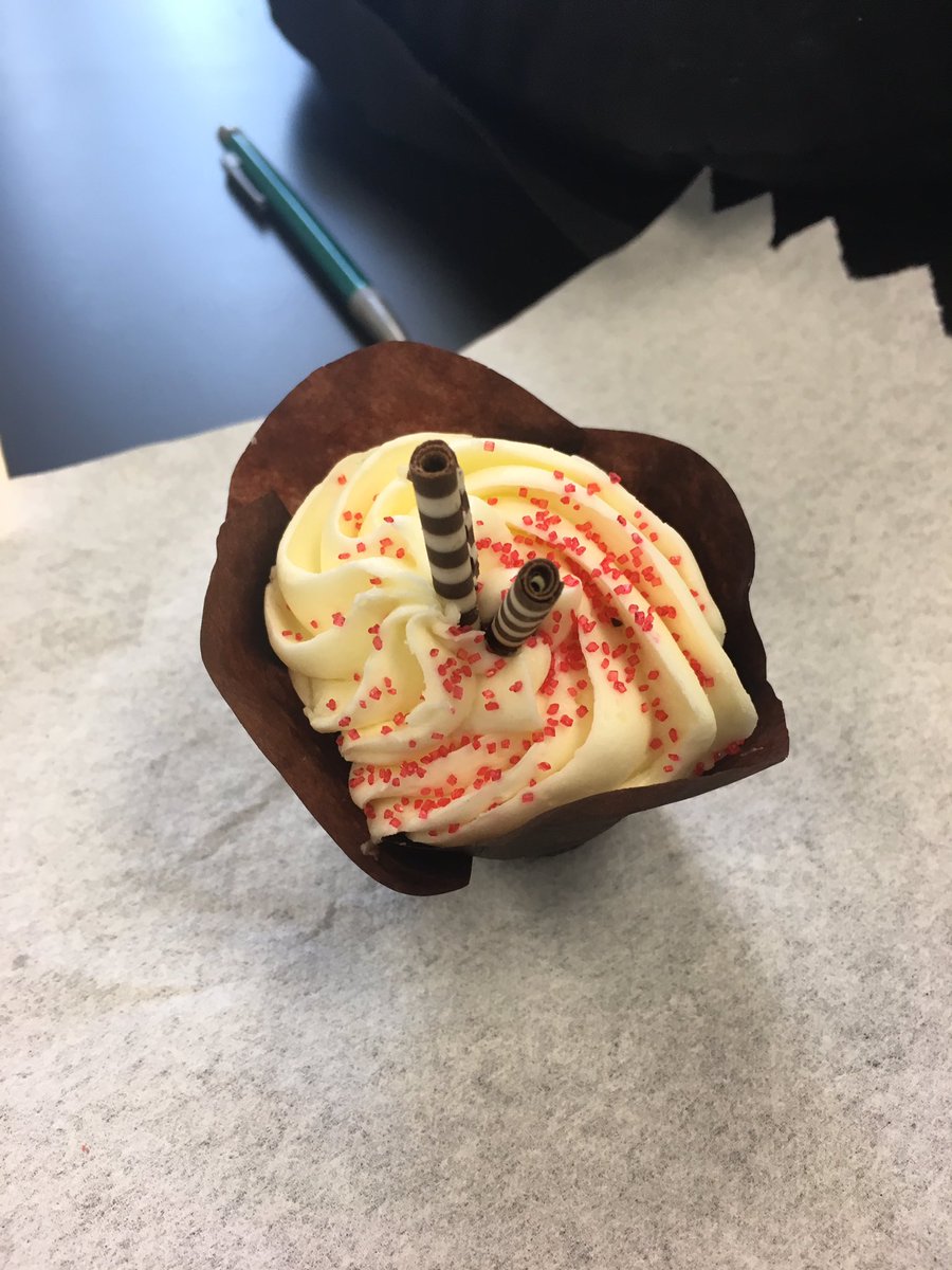 ljtaylor14's tweet photo. Happy Birthday Dr. T! 🎉Thanks for the cupcakes! @UNKBiol106 @UNKBiol106CW #106week14 https://t.co/Tco0wsq8Gx