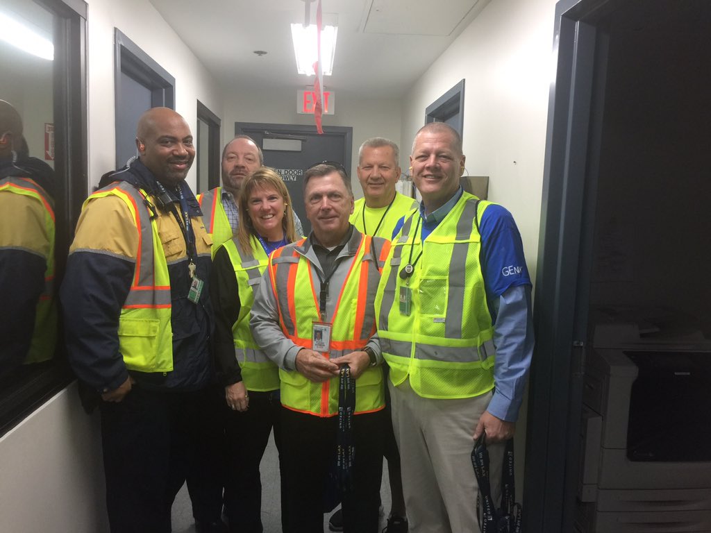 Our leadership <a href="/Auggiie69/">Lori Augustine</a> <a href="/TuggyE/">Tuggy Eiermann</a> @ljimbosocal <a href="/MikeHannaUAL/">Mike Hanna</a> thanking our employees for great holiday #WhyILoveAO #beingunited