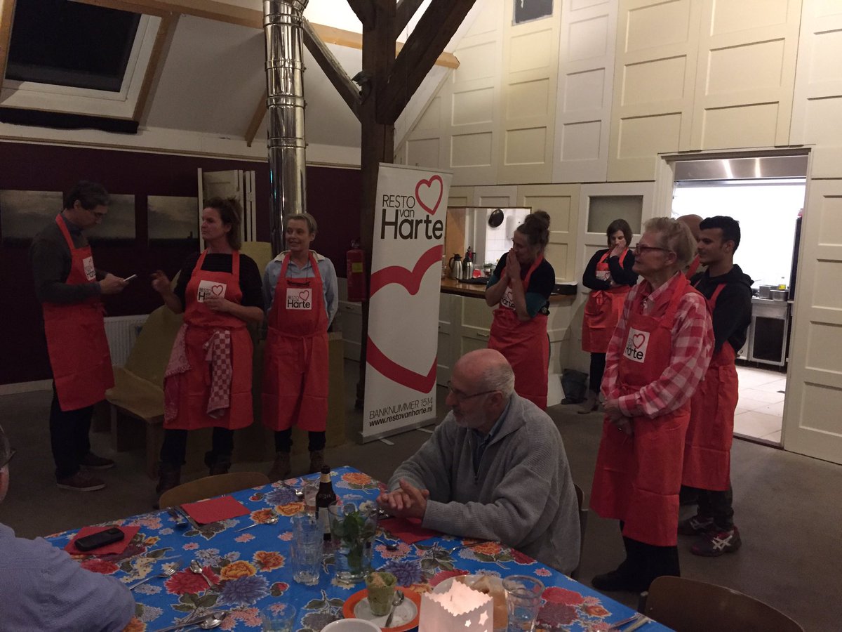 RestoAmersfoort's tweet photo. Dat belooft weer 'n hele gezellige avond te worden van @RestoAmersfoort. Met dank aan de vrijwilligers, wat 'n heerlijke geuren https://t.co/IvEGONL6xh