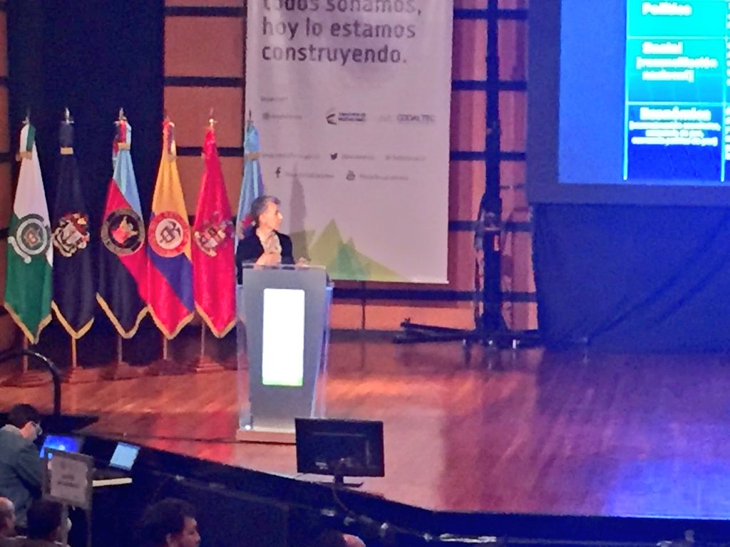 mindefensa's tweet photo. La experta internacional en economía @Gracdelcastillo explica los pasos de la transición de la guerra a la paz en #CTeIDefensaCol https://t.co/f9p2XxuFYs