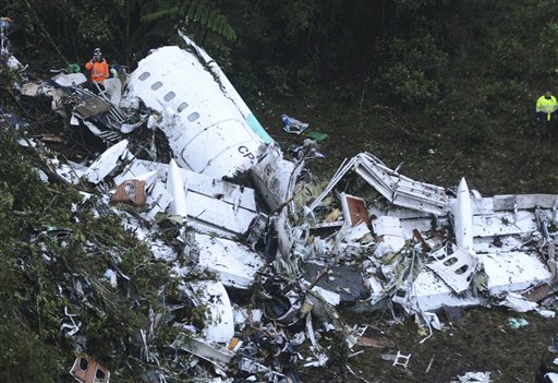 WRADIO690's tweet photo. ¿Qué provocó el #choque aéreo del #Chapecoense? Todo sobre la #tragedia que enlutó al #fútbol https://t.co/6wUFLuklsF https://t.co/ZnGhblTXKw