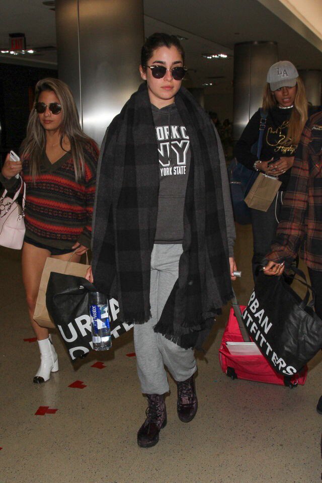 laurencombr's tweet image. FOTO | Lauren, Normani, Dinah e Ally no aeroporto de Los Angeles hoje (via fifthsharmonys no tumblr)