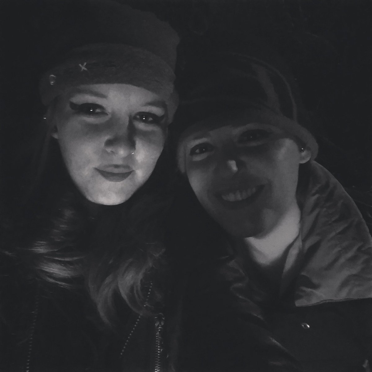 sitalinn's tweet photo. #blackandwhitephotography #friends #BonfireNight #pbr #whiskey #music #WinterExcuse #funtime https://t.co/bBt0YvMlvW