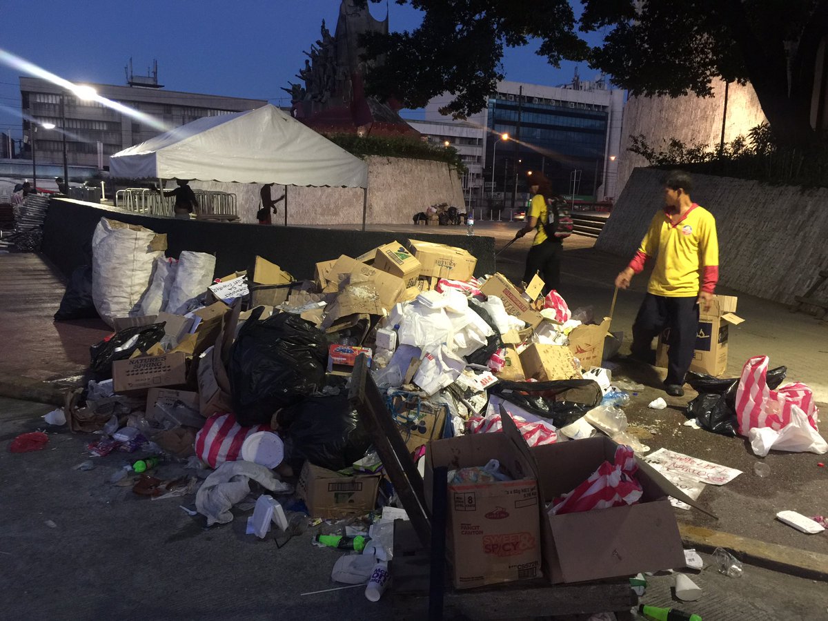 DZMMTeleRadyo's tweet photo. Basurang iniwan ng mga nag-rally sa EDSA People Power Monument, itinabi muna ng @MMDA bago hakutin ng trak | via @zhandercayabyab https://t.co/JkSatIpWk6