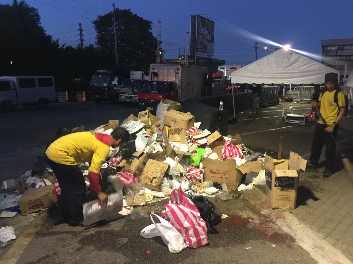 DZMMTeleRadyo's tweet photo. Basurang iniwan ng mga nag-rally sa EDSA People Power Monument, itinabi muna ng @MMDA bago hakutin ng trak | via @zhandercayabyab https://t.co/JkSatIpWk6