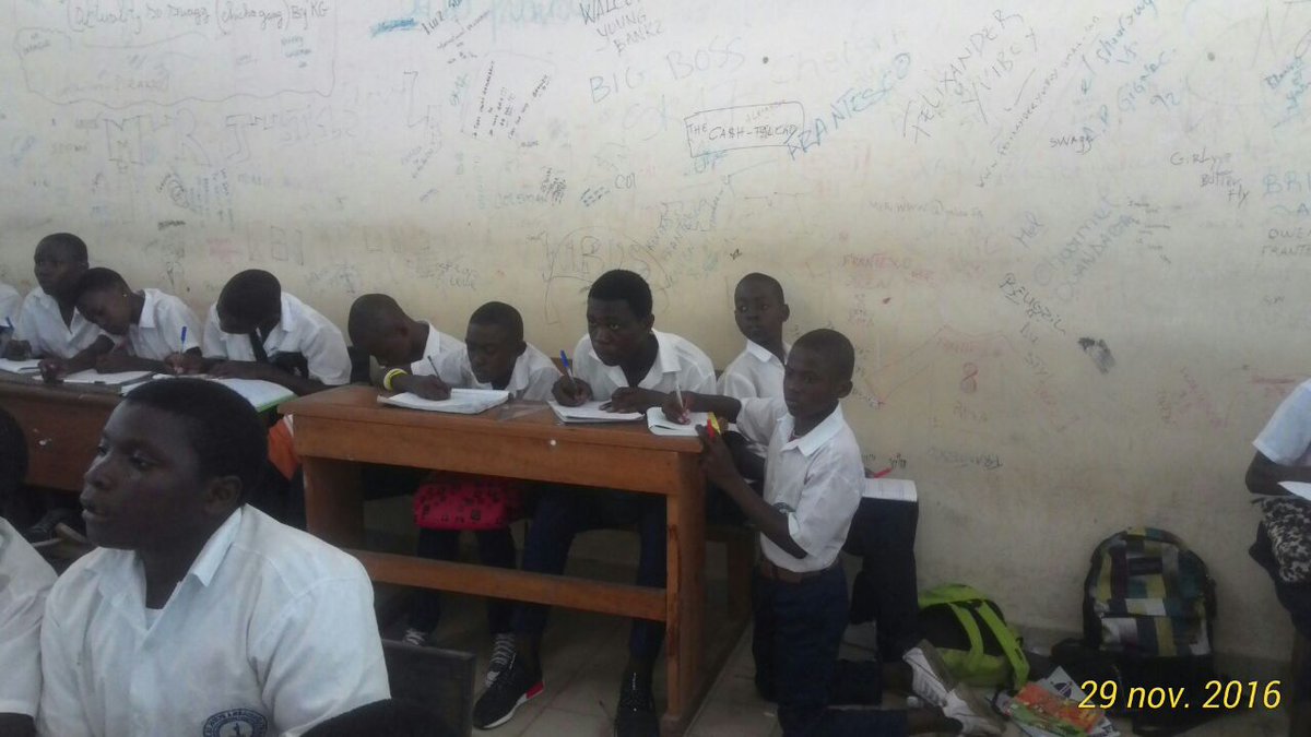 gloriamika's tweet photo. 🔴Génocide intellectuel #Gabon : 1 priorité pr la dictature. Les élèves au sol, les coefficients réduits à 1 pr ttes les matières😠 #education https://t.co/4x1I4XX4Lj