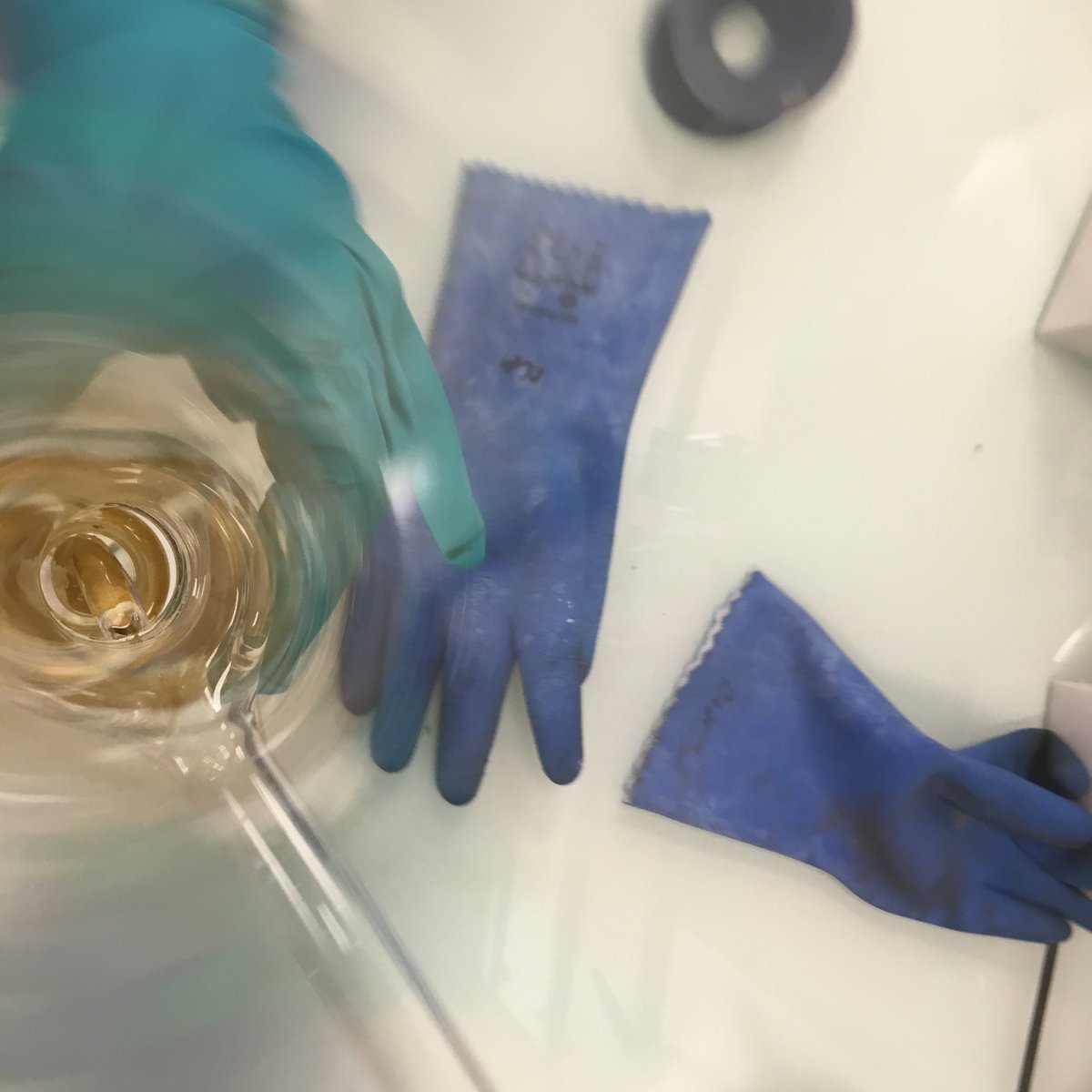 Jujuaquaesextia's tweet photo. “La vérité est au fond du verre.”#MaChimieSCF @reseauSCF @RJ_SCF
#Team_COMET remercie grandement @SolvayGroup et @ChemicalTour 👌 https://t.co/gIW2nMJegD