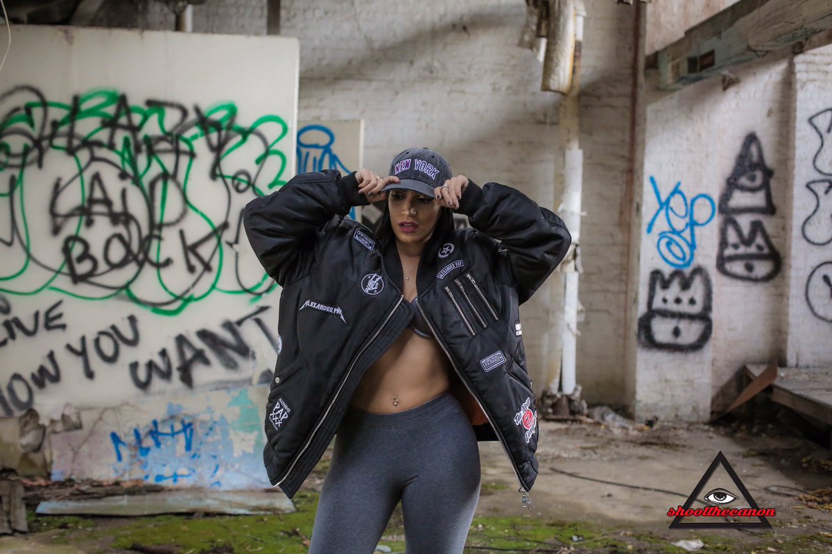 _GMiracle's tweet photo. Only 3 left. New York, BTC black denim dad hat. #beyondtheculture #btc #newyork #Denimdadhat #gianellaortmann @Manolo_cashtro https://t.co/2l8YaiqlbM