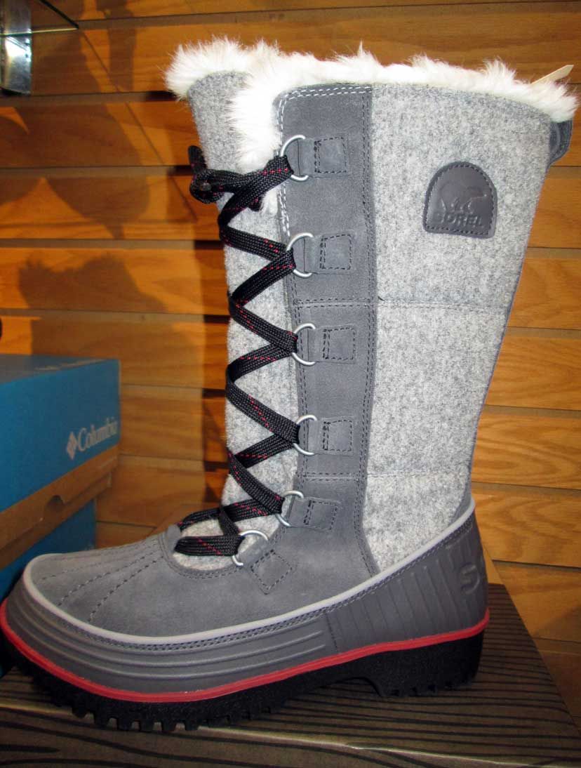 fmlights's tweet image. You are only able to wear them for a few months out of the year, so it's important that snow boots are very spiffy.