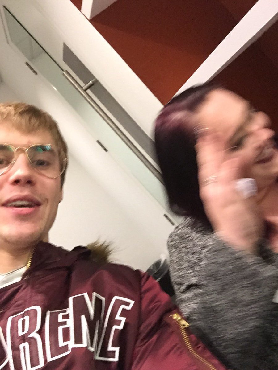 rauhIsbitch's tweet photo. fan: i said no photos
justin: dont worry its a video https://t.co/gQ9A6l9Y7R