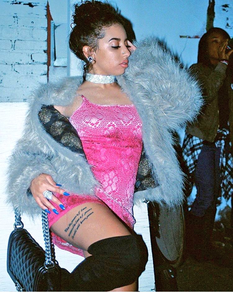 QueenZizaFloss's tweet photo. I need a rich BITCH not a cheap hoe #vainatl https://t.co/X41XrxjO4T
