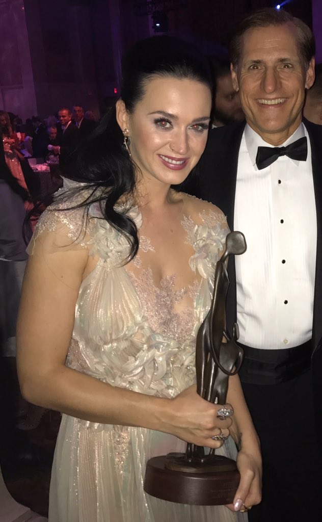 JohnHewko's tweet photo. Enjoyed meeting @UNICEF ambassador @katyperry at @unicefusa Snowflake Ball. UNICEF is great #Rotary partner in battle to eradicate polio. https://t.co/14R9pcMHus