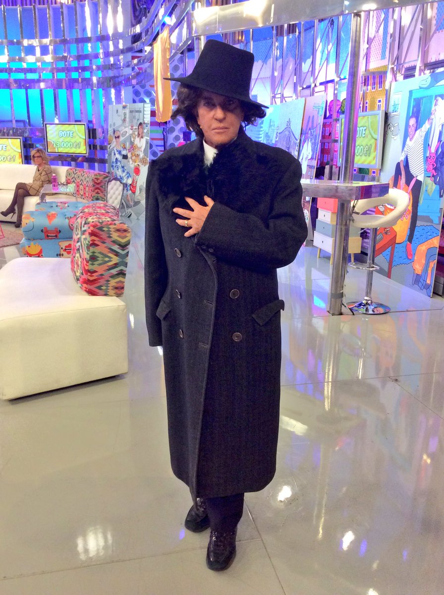 salvameoficial's tweet photo. Viva Oscar Wilde para siempre, por cierto. #isabuela #yoveosálvame @fabricatele https://t.co/BVxmbgoX4W