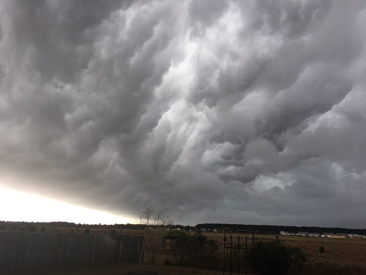 BlakeTheRxGuy's tweet image. UNBELIEVABLE views coming from the storms approaching Gulf Shores. WOW! #NoFilterNecessary @spann @NWSMobile @Bob_Grip @michaelwhitewx