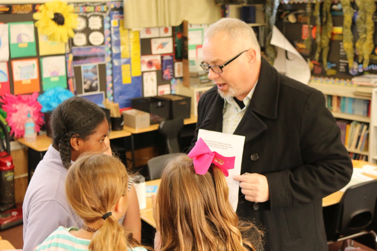 mpusdway's tweet photo. Students flock around @willkimbley during Breakout EDU at La Mesa Elementary today. Breakout EDU offers blended, hands-on learning. https://t.co/seOfNgP42Z