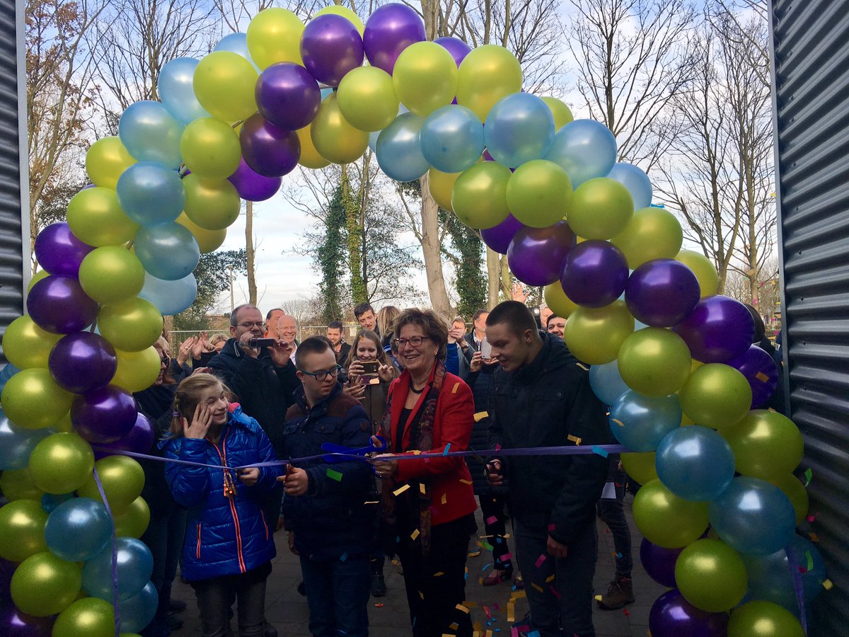 MargaDeGoeij's tweet photo. Vandaag locatie @HBroerenschool geopend op lokatie @sHeerenLoo. Unieke samenwerking onderwijs, zorg en dagbesteding in 1 pand. https://t.co/K7FoTnmoE2