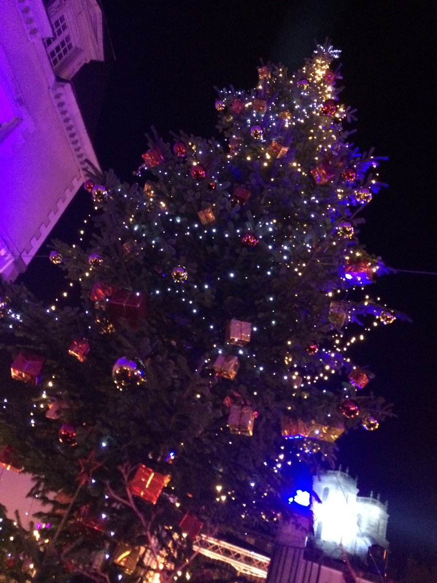 ouestfrance35's tweet photo. #Rennes La Place des #Lices sous les projecteurs de #Noël avec son sapin de 12m, plus haut que celui de l'Elysée!(11m...) ;) https://t.co/bpnfV0ttQl