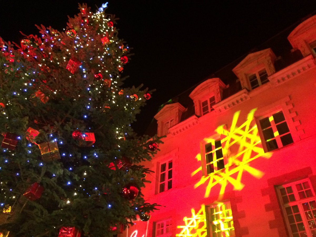 #Rennes La Place des #Lices sous les projecteurs de #Noël avec son sapin de 12m, plus haut que celui de l'Elysée!(11m...) ;)