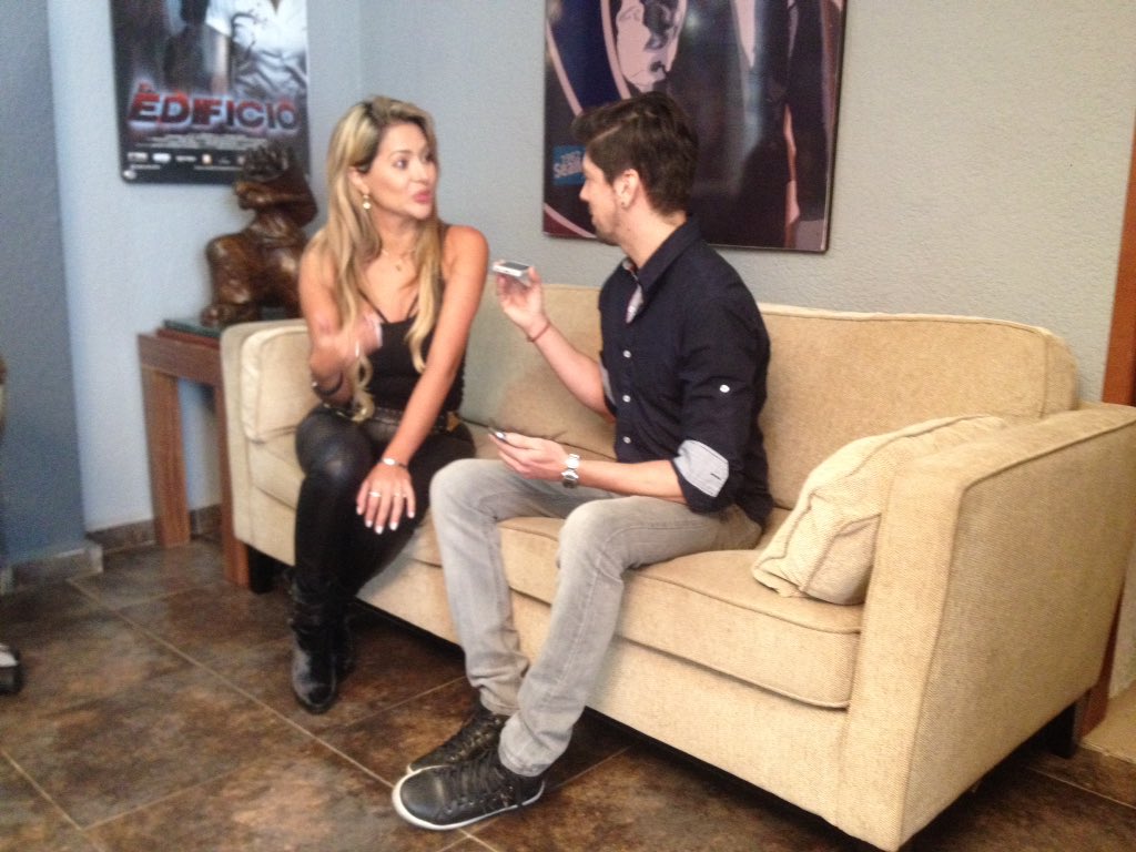 Norma_Enriquez1's tweet photo. En exclusiva #revistadivers @AlejandroCosta7 con @HannaMusik para @RoyalStone_M @Rene_Ortiz 🎼🎤💿🎼🎤💿👏🏼👏🏼👏🏼 https://t.co/uijextpzky