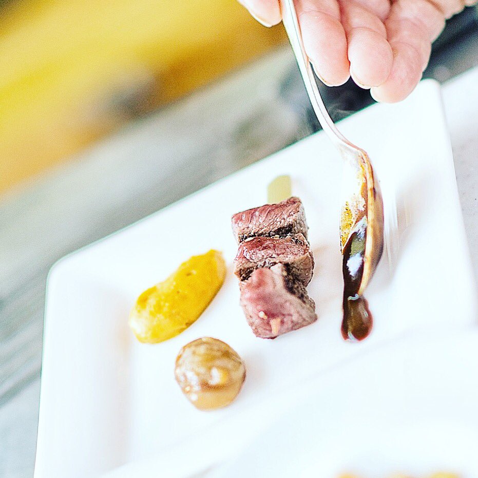 MichelChabran's tweet photo. Le geste final avant de déguster une petite "Brochette de filet de Cerf avec une sauce Grand Veneur" #gastronomie #picoftheday #food https://t.co/nqKgWTlygr