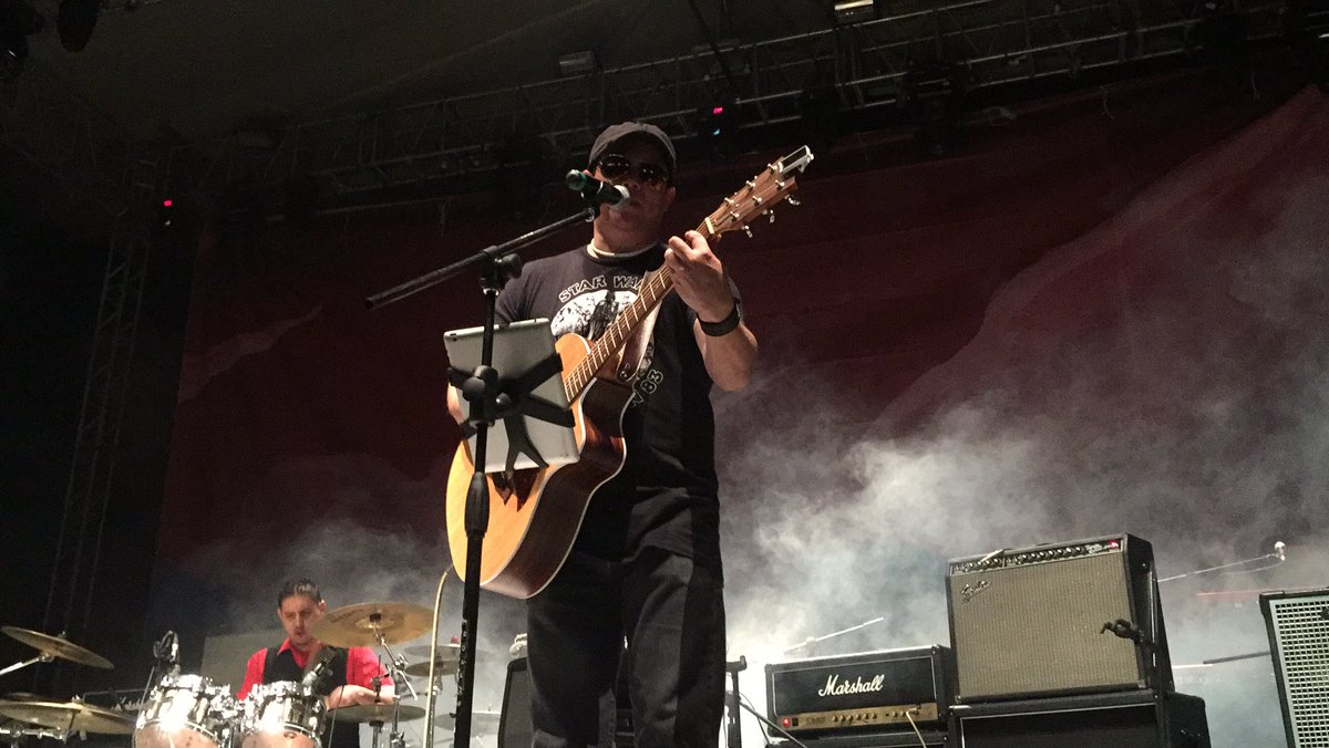 Solve_Rock's tweet photo. @charliebulvox 
#TaylorGuitars #livemusic #rock #solve https://t.co/myxD0BiVVT