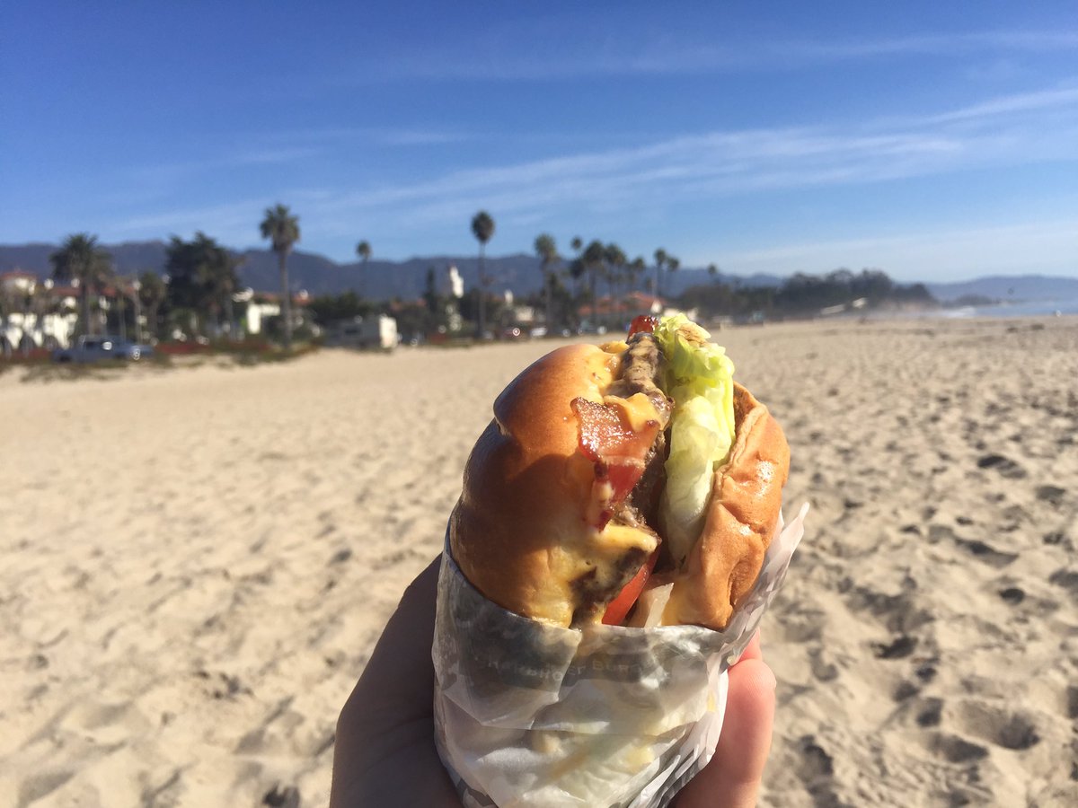 anoyngguy's tweet photo. Burger beach! #burger #tasty #sun #fun #hungry #reallyhungry https://t.co/aQ3fS3j90i