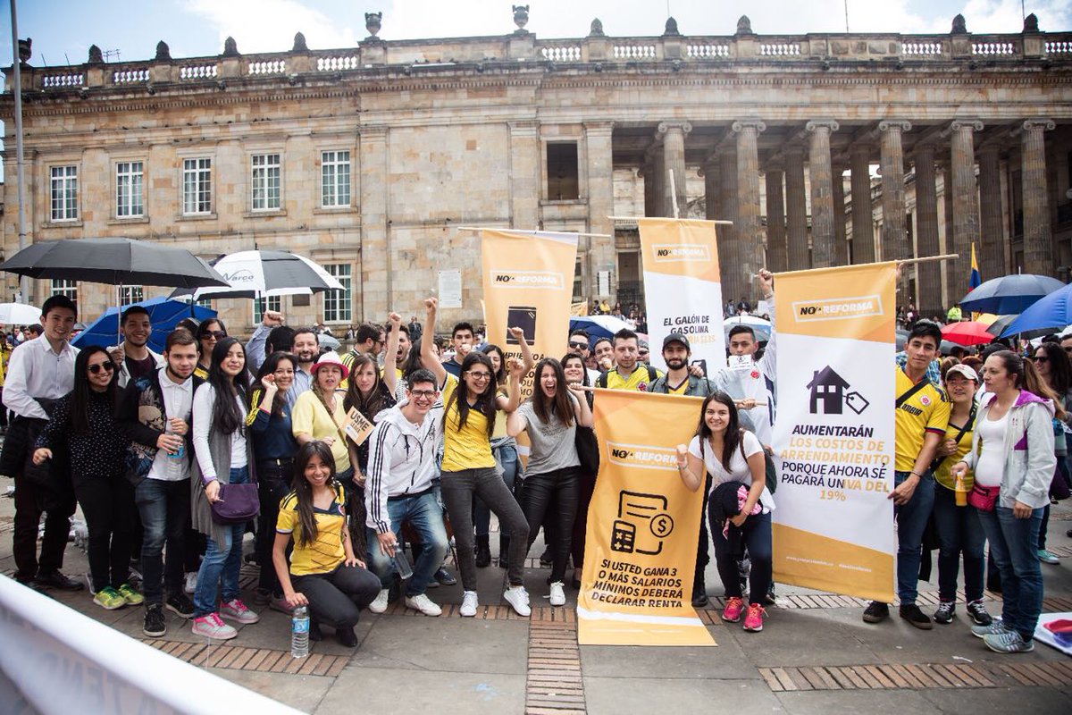 Estas son algunas imágenes de Bogotá manifestandose a esta hora.
#NoALaReforma