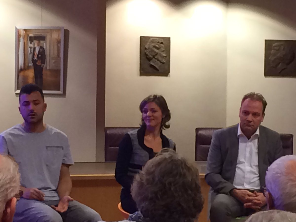 JolienElshof's tweet photo. @GerdienRots @OzcanAkyol @laurensdelange mooi debat in Zwolse raadzaal over stand van de democratie @stadkamer #cuzw https://t.co/b3AJ52idae